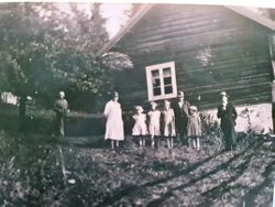 Erteløkka på Snoterud ca. 1900. Vi ser Anders Gustaf Olsson fra Värmland og kona Karen Dorthea fra Øreneie med familie. De tok seinere navnet Moen.