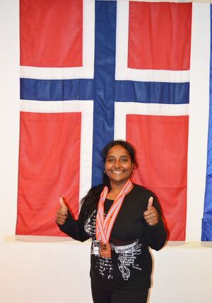 Sathiaruby Sivaganesh vant 2 sølvmedalje og 1 bronsemedalje under Oslo Open 2019. Hun står foran det norske flagget med medaljene på snor rundt halsen som også er i fargene til det norske flagget.