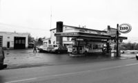 Esso 1965 i Strømsveien 87. Bensinstasjonen ble i 2003 flyttet noe mot Sagdalen ved anlegg av Sagbruksveien.