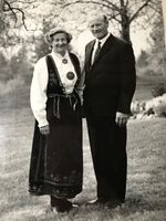 Olav og Ester Lid i hagen på rektorbustaden august 1973. Foldsæ landbruksskule 50 år. Ester var dotter til Albert Hiorth.