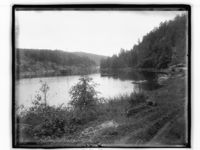 Et lite tjern - mer trolig en fjordarm eller del av en innsjø. Men hvor? Foto: Marthinius Skøien (omkr. 1880-1910).
