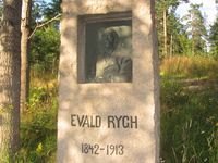 Minnesmerke over Evald Rygh ved Holmenkollbakken. Rygh var som borgermester i Kristiania involvert i utbygginga. Foto: Stig Rune Pedersen (2012).