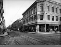 Thorvald Meyers gate 62 (3. gård fra høyre) hvor Ole bodde på 1900-tallet før han ble syk, og måtte flytte inn på pleiehjem. I Thorvald Meyers gate bodde han hos sin søster Andrea, og hennes mann og 6 barn. 4 av barna var voksne, så det var 7 voksne og 2 tenåringer som bodde i leilgheten. Bildet er fra 1932, men bygårdene var i hovedsak uendret siden 1880-tallet Foto: Oslo Museum