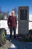 Eystein Røset ved general Fleischers minnebauta, Lapphaugen. Foto: Fotogjeteren