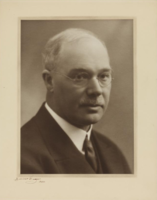 325. Eyvind Alnæs. Portett av fotograf Eivind Enger.png