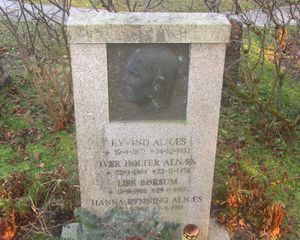 Eyvind Alnæs gravminne.jpg