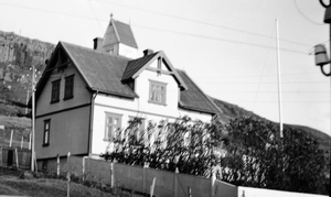 Færøyene. Hus ved Tvøroyrar kirke.PNG