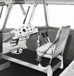 Førerplassen i SR-N6. Pedalene brukes til å manøvrere rorene, spaken i midt er for betjening av skjørtene, de to spakene til høyre er for å kontrollere hastigheten og for trimming av fartøyet under fart. Bilde Westland Aircraft Ltd.