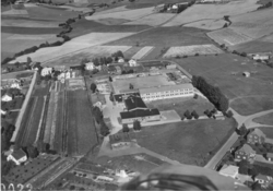 På dette flyfotoet FFI og ligger Fredly gartneri til venstre og de eldre bygningene som FFi overtok. Årstall ca 1955.
