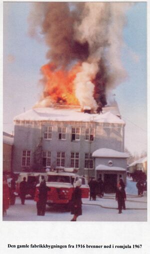 Fabrikkbygn fra 1916 brenner 1967.jpg