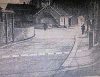 Grensestein nr. 64 ses til høyre, ved Maridalsveien 252. Porten til venstre gjenkjennes fra forrige bilde. Faksimile fra A-magasinet 27. mai 1933.