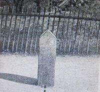 Grensestein nr. 73 slik den opprinnelig sto på Lindern, ved Thereses gate. Faksimile fra A-magasinet 27. mai 1933.