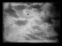 52. Fallskjermhoppere i luften - no-nb digifoto 20160212 00097 NB NS NM 02699.jpg