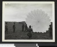 301. Fallskjermprøve - no-nb digifoto 20160215 00885 blds 08154.jpg