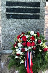 Falne Kjeller, reist av arbeidskamerater. Bautaens fot.