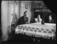 101. Familie, portrett, interiør - no-nb digifoto 20160211 00049 NB NS NM 00103.jpg