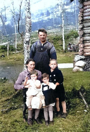 Familien Jensen, Fjelltun, Hamarøy, 1943 (ca).png