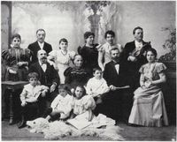 Familiebilde av Nathan-slekten frå 1897. Sigrid er nummer tre fra venstre i bakerste rad. Til venstre for henne står foreldrene hennes. Morfaren, Nathan Nachmann Nathan, sitter rett til venstre for henne. Rett til høyre for henne sitter mormora, Emilie f. Zadig.