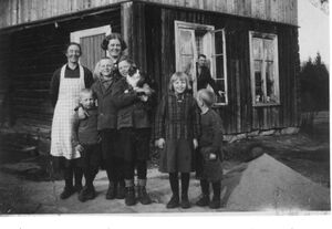 Familien Nilsen i Skjølsplassen 1932 (oeb-182923).jpg