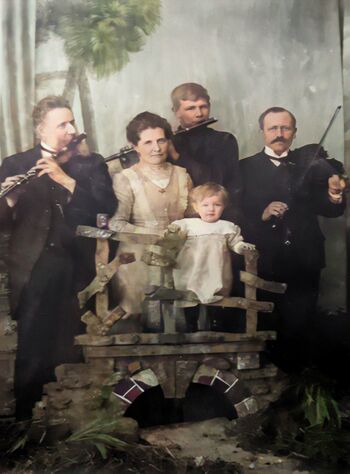 Familieorkesteret Hangaard, pluss Torkel Hammersmark.jpeg