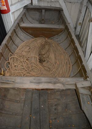 Fangstbåt på Aalesunds Museum. Neste lengd harpunline.JPG