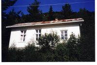 Framnes skulehus var bygd 1892 og vart rive 1908. Huset er borte og skulestaden flytta til Fardal. Fardal skulehus er bygd 1908. Nedlagd som skule 1957 og er i 2011 grendehus.