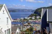Utsikt fra Farsund mot Farøy og Lyngdalsfjorden. Foto: Leif-Harald Ruud (2020).