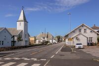 Postveien er hovedveien gjennom deler av Vestbygd. Borhaug kirke til venstre. Foto: Leif-Harald Ruud (2020).
