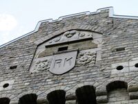 Del av fasade, Vemork kraftverk. "RK" står for "Rjukan kraftanlegg", som var det opprinnelig navnet på utbyggingen ved Vemork. Foto: Stig Rune Pedersen (2021)