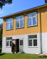 På Fenes finner man en gammel skolebygning med innhold som er høyst uvanlig på landsbygda – et trykkeri med maskiner og utstyr som representerer flere hundre år gamle håndverkstradisjoner.}}