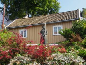 Fergekvinnen Jacobine statue Drøbak.jpg