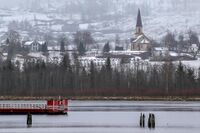 Fet kirke med våningshuset på prestegården til venstre. Foto: Leif-Harald Ruud (2021).