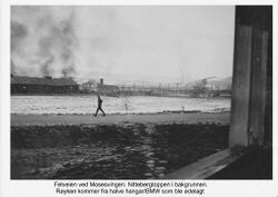 Fetveien og BMW-hangaren sett fra Adolf Hitler-kasernen.