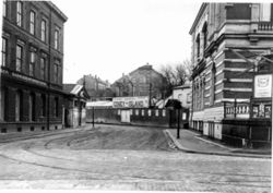 Fra starten av Filosofgangen ved Stortingsgata, Tivoli til høyre. Idag ser man rett på Oslo rådhus og Fridtjof Nansens plass fra dette stedet. Foto: Olaf Væring/Norsk Folkemuseum