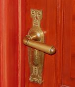 Detalj, dørhåndtak med uglemotiv. Foto: Stig Rune Pedersen
