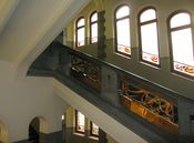 Trappeløp i den gamle regjeringsbygningen, med elementer i dragestil. Foto: Stig Rune Pedersen