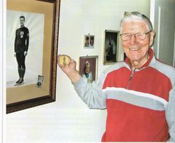 Finn Helgesen hjemme på Strømmen i 2006 med gullmedaljen fra 1948 i høyre hånd. Foto Steinar Bunæs.