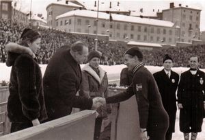 Finn Helgesen og kr pr Olav.jpg