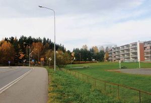Finstadjordet fotballbane og blokker LL087.jpg