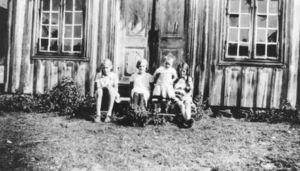 Fire jenter foran klokketårnet på Fossesholm (sf0953).jpg
