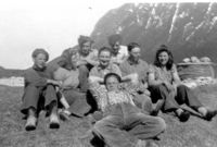 Pause i kleppfiskarbeidet på fiskberga ved Innersetra på Tustna på Nordmøre kring 1950. Foto: Ukjent