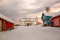 I enden av den nordre avgreiningen av Fjælstadgrenda ligger gården Hammer. Foto: Leif-Harald Ruud (2018)