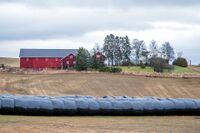 Nordre Fjælstad gård sett fra fylkesvei 120. Foto: Leif-Harald Ruud (2013)