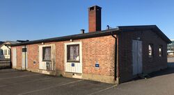 Det kullfyrte tyske fjernvarmeanlegget forsynte flere bygninger i Kjellers østområde. Dagens adresse er Instituttveien. Bygningen er tømt for maskineriet, men ellers intakt. Foto 2021 Steinar Bunæs.