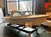 Fritidsbåten Fjordling, tegnet av Jan Herman Linge, utstilt på Norsk Maritimt Museum. Foto: Stig Rune Pedersen (2023)