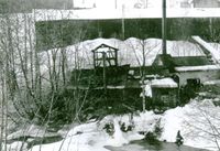 Flaen fyrhus etter brann 1956. Huset har stått urørt i alle år fram til 2014. Bakenfor ligger et av de større trehusene på eiendommen.