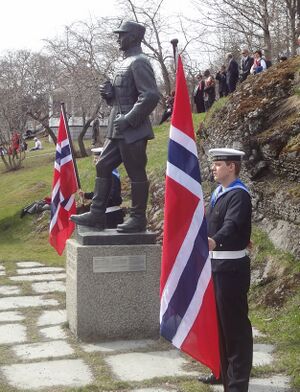 Fleischer-statuen i Storgata, Harstad.jpg