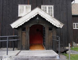 Flesberg stavkirke inngang mot sør 2013.jpg