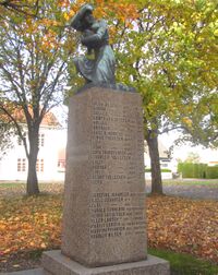 Minnesmerket over de falne i flyangrepet. Foto: Stig Rune Pedersen (2013).