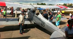 Flydagen på Kjeller 2016. Den gamle dobbeltdekkeren beundres.